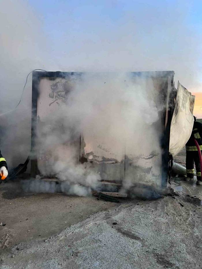 İşçilerin Kaldığı Konteyner Ev Alev Alev Yandı