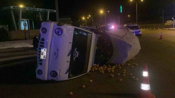 Karaman’da Devrilen Narenciye Yüklü Kamyonetin Sürücüsü Ölümden Döndü