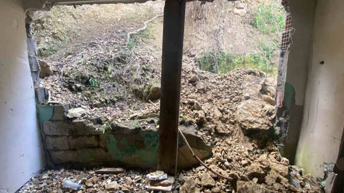 Kayan Toprak Evin Duvarını Yıktı