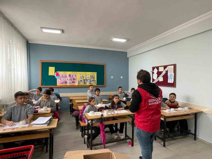 Muğla’da Gönüllü Gençler Çocukları Sanat İle Buluşturdu