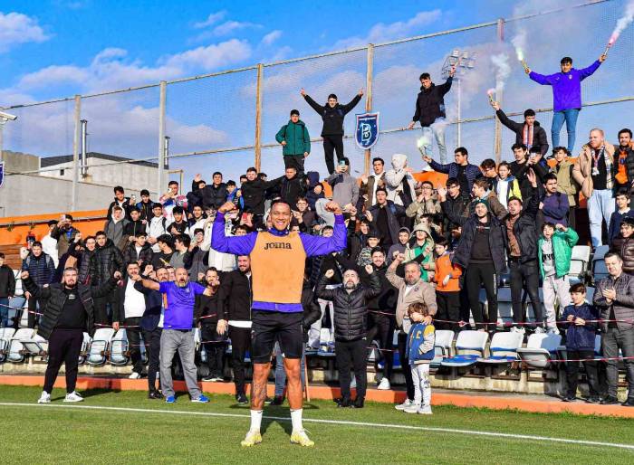 Başakşehirli Taraftarlar, Galatasaray Maçı Öncesi Takımlarına Destek Verdi