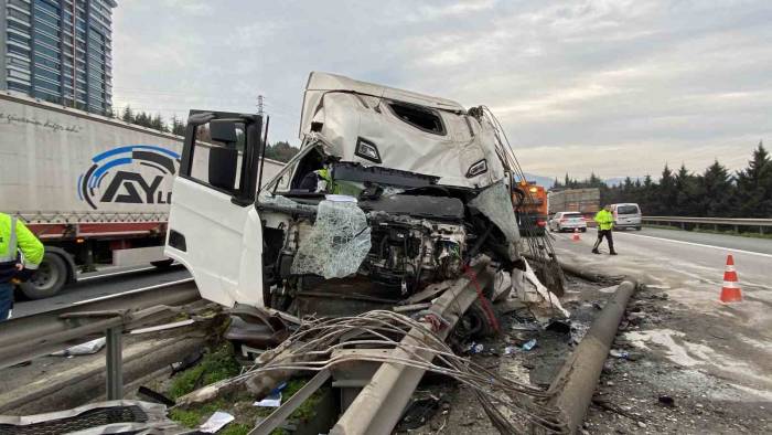 Tem’de Tır Bariyerlere Çarpıp, Aydınlatma Direklerini Devirdi