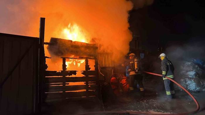 Hurdalıkta Çıkan Yangın 2 Katlı Binayı Küle Çevirdi