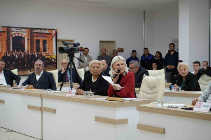 Bilecik Belediye Meclisine, 19 Ayda Alınan 322 İşçinin Sayısı Tartışmalara Neden Oldu