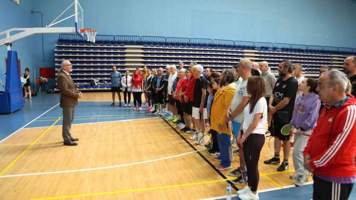 Meü, ’cumhuriyetin 100. Yılı Veteranlar Badminton Turnuvası’ Düzenledi