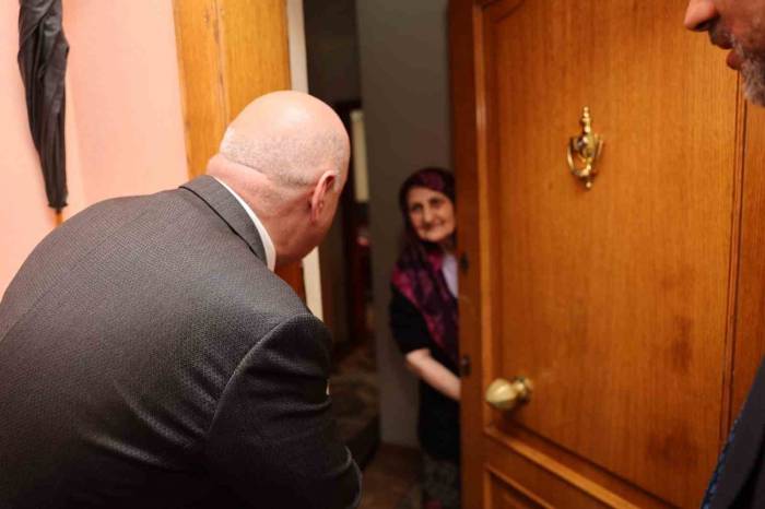 Başkan Bıyık, Kapı Kapı Dolaşarak Sorunlara Çözüm Üretiyor
