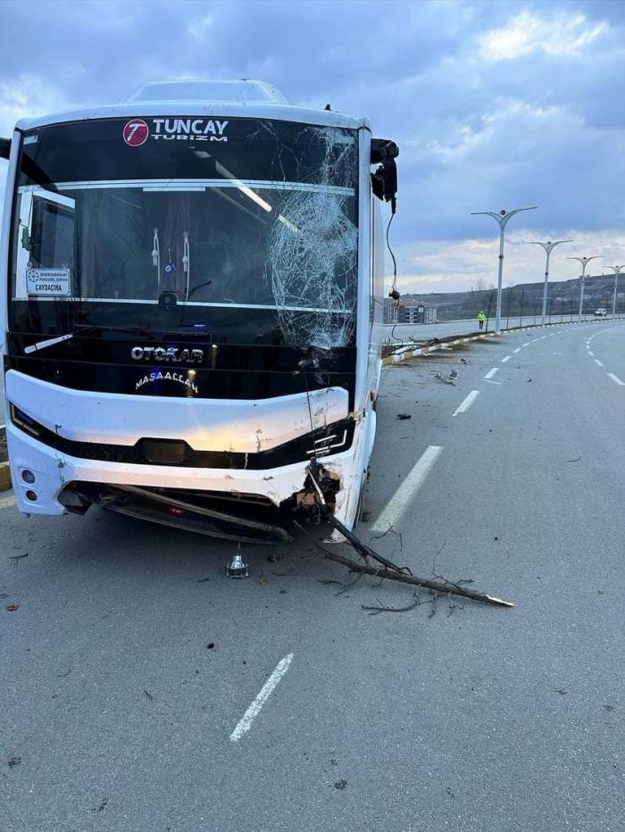 Elazığ’da Midibüs Çarptığı Aydınlatma Direğini Devirdi