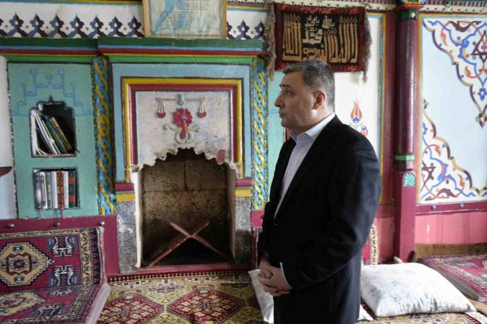 Vali Tanrısever, Tarihi Sarıçiçek Köy Odaları’nda İncelemelerde Bulundu