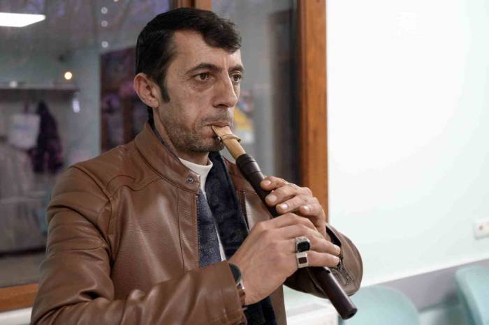 Gümüşhane’nin Eğlenceli Dolmuş Şoförü Çaldığı Mey İle Afrikalı Öğrencilere Türkü Ziyafeti Çekti