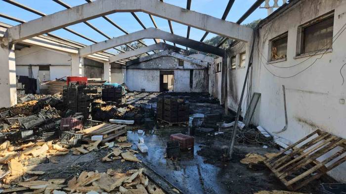 Kağıthane’de Bir Depoda Çıkan Yangında Faciadan Dönüldü