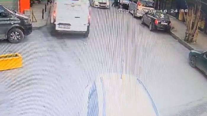 İstanbul’da Motosikletli Adama Silahlı Saldırı Kamerada: Önünü Kesip Başından Vurdular