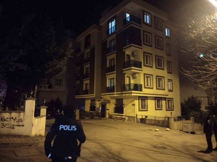 Kartal’da Akli Dengesi Bozuk Adam Annesi Ve Erkek Kardeşini Rehin Aldı