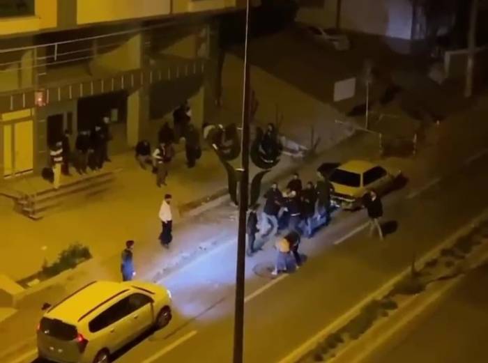 Cadde Ortasında İki Grup Arasında Tekmeli, Yumruklu Kavga