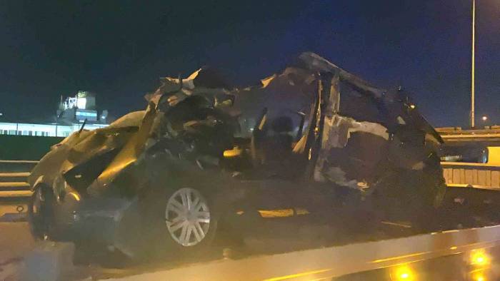 Park Halindeki Tıra Çarpan Otomobil Parçalandı: 2 Ağır Yaralı