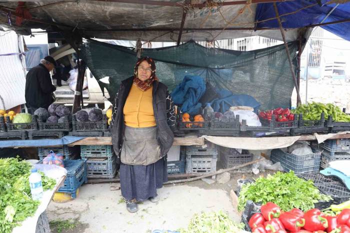 Pazarda Maydanoz Satarak Biriktirdiği Kira Parası Çalınan Depremzede Kadın Ev Sahibiyle İcralık Oldu