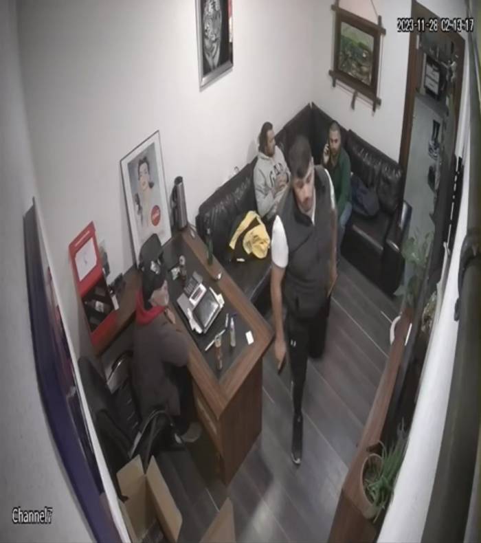 İstanbul’da Dehşet Anları Kamerada: Babasına Küfreden Adamı Silahla Vurup Darbetti