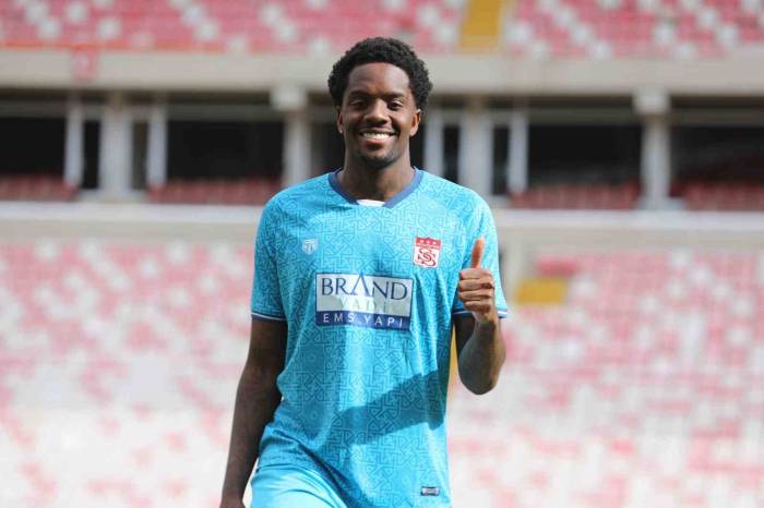 Queensy Menig, Sivasspor’a İmzayı Attı