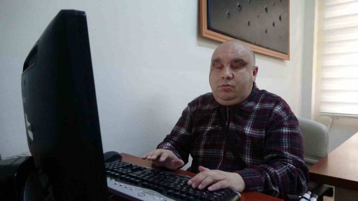 Yabancı Masallardaki Yanlışı Düzeltmek İçin Görmeyen Gözleriyle Masal Kitabı Yazdı