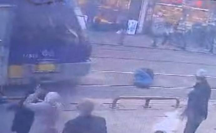 Sultanahmet’te Tramvay Yayaya Çarptı: O Anlar Kamerada