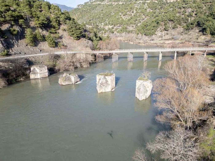 Tokat İle Amasya’yı Birbirine Bağlayan Tarihi Köprüden Geriye Sadece Ayakları Kaldı