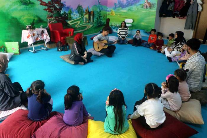 Unutulmaya Yüz Tutan Masal Geleneğini Yaşatmaya Çalışan Üniversite Öğrencileri Anaokulu Öğrencilerine Derste Masal Anlatıyor