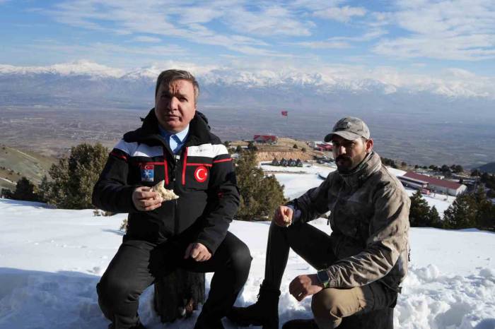 Ergan Dağında Göl Manzarasına Karşı Kahvaltı Keyfi