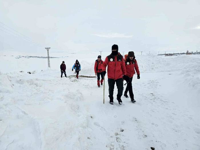 Ekipler, Yolu Kapanan Mahalledeki Hamile Kadın İçin Seferber Oldu