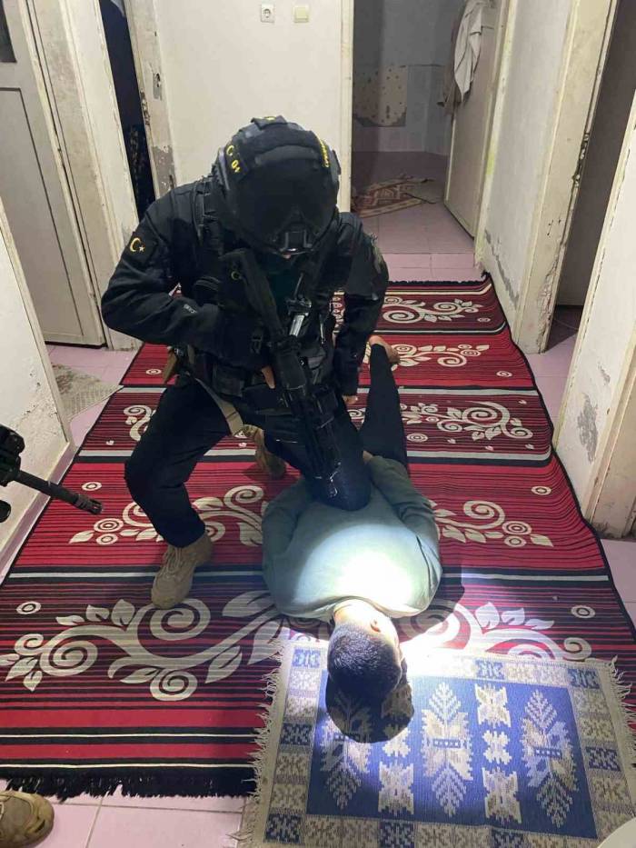 Öcalan’ın Posterini Köprüye Asanlar Gözaltına Alındı