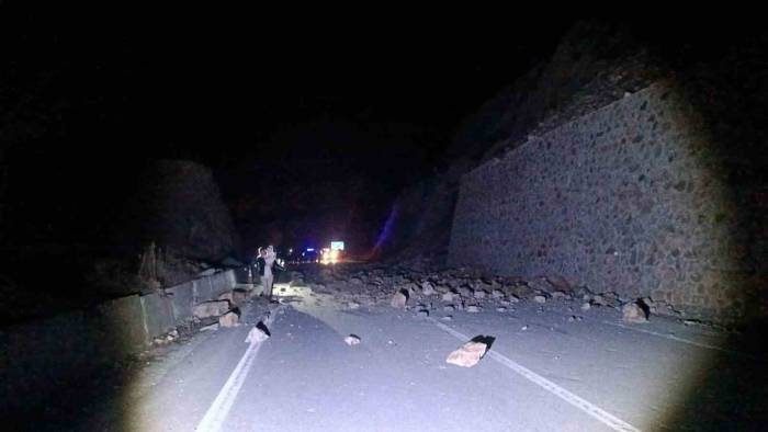 Artvin-borçka Karayolu Heyelan Nedeniyle Ulaşıma Kapandı