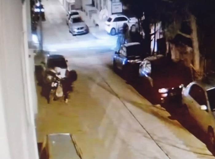 Balkona Asılan Halıları Çalıp Kaçtı