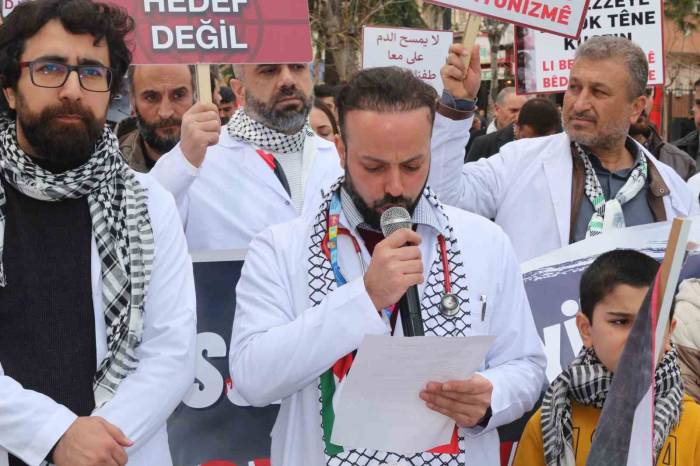 Sağlık Çalışanları Gazze İçin Sessiz Yürüyüş Düzenledi