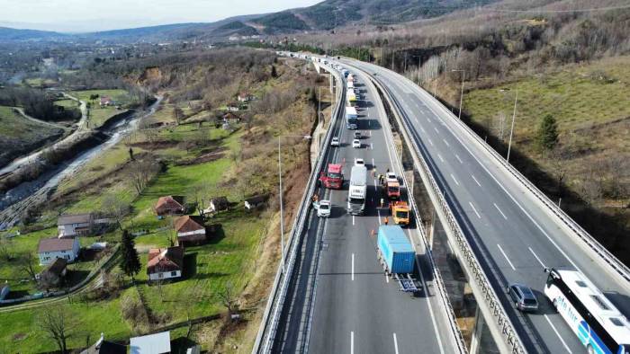 Tırın Dorsesi Koptu, Otoyolda Trafik Durdu
