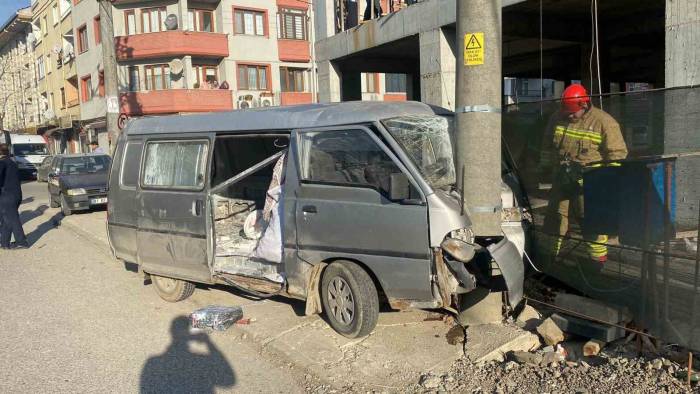 Kavşakta Çarpıştılar 3 Yaralı