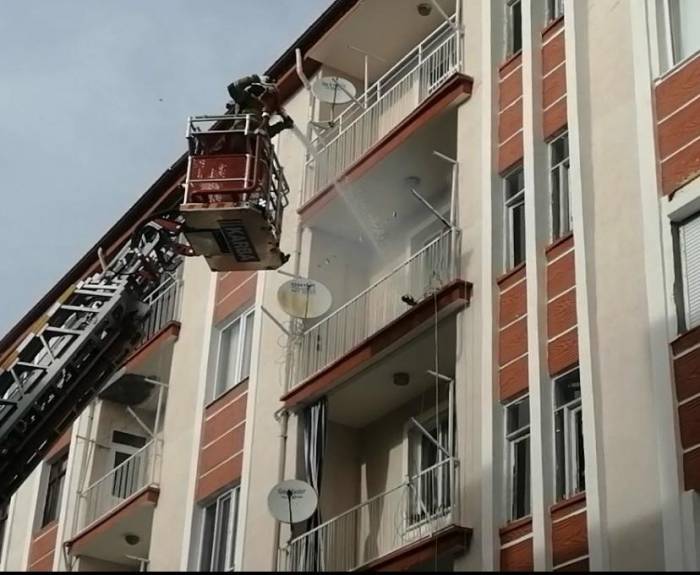 Balkona Bırakılan Soba Kovası Yangına Sebep Oldu