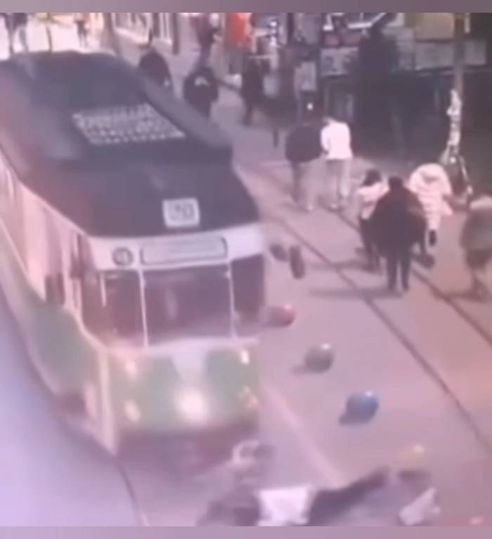 Torununu Kurtarmak İsterken Tramvayın Altında Kalarak Hayatını Kaybetmişti... Kaza Anının Görüntüleri Ortaya Çıktı