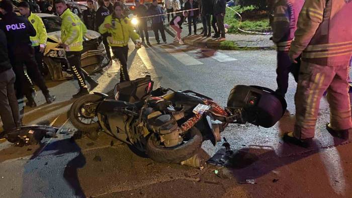 Kağıthane’de Kontrolden Çıkan Otomobil, Park Halindeki Araçlara Çarptı: 2 Yaralı