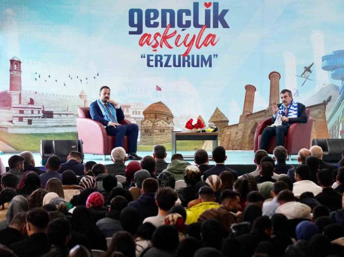 Bakan Tekin Erzurum’da Gençlerle Buluştu