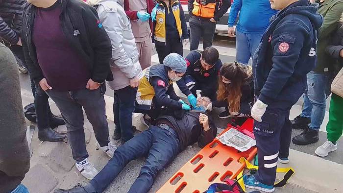 Motosikletlerin Yaya Geçidinde Çarpıştığı Kaza Kamerada