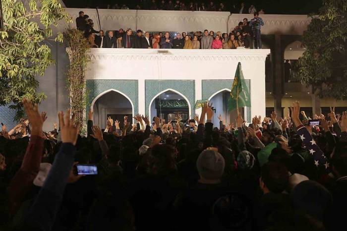 Pakistan’da Hapisteki Imran Khan’ın Partisi Ptı Destekli Bağımsız Adaylar Yarışı Önde Götürüyor