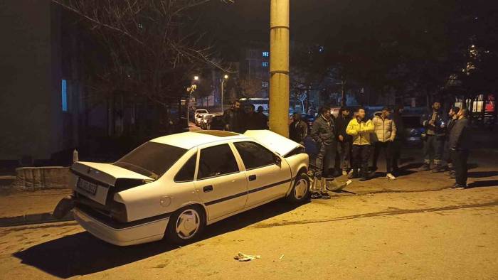 Direksiyon Hakimiyetini Kaybetti, Aydınlatma Direğine Çarptı: 3 Yaralı