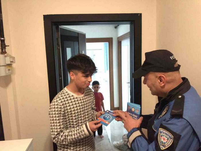 Polis Kapı Kapı Gezip Hırsızlığa Karşı Vatandaşları Uyardı