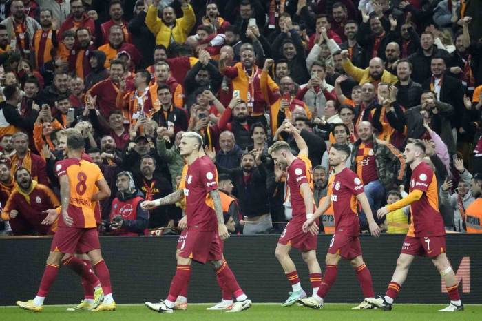 Trendyol Süper Lig: Galatasaray: 2 - Rams Başakşehir: 0 (İlk Yarı)