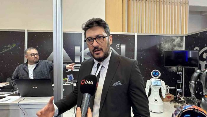 Türklerin Ürettiği Ve Yüzde Yüz Yerliliğe Sahip Robotlar İnsanların Sosyal Hayatına Ve Günlük Rutin İşlerinde Yardımcı Oluyor