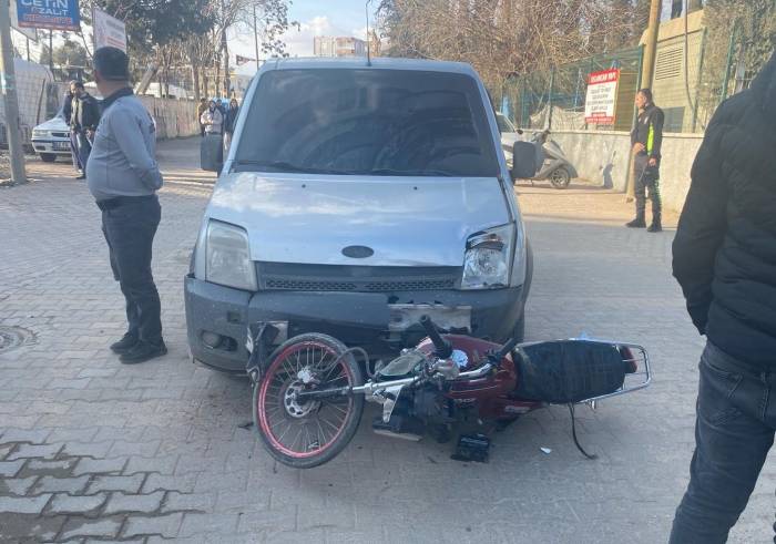 Akrobasi Hareketlerde Bulunan Motosiklet Hafif Ticari Araçla Çarpıştı