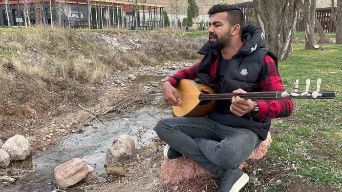 Kulak Aşinalığıyla Öğrendiği Bağlama İle Geçimini Sağlıyor