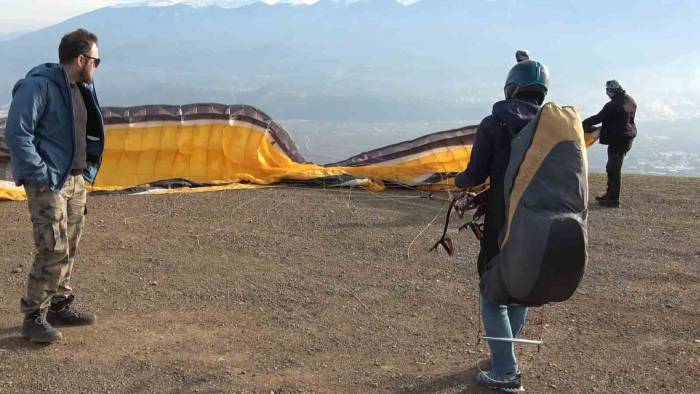 Yamaç Paraşütü Yapan Arkadaşlarını Uçaktan Selamladı