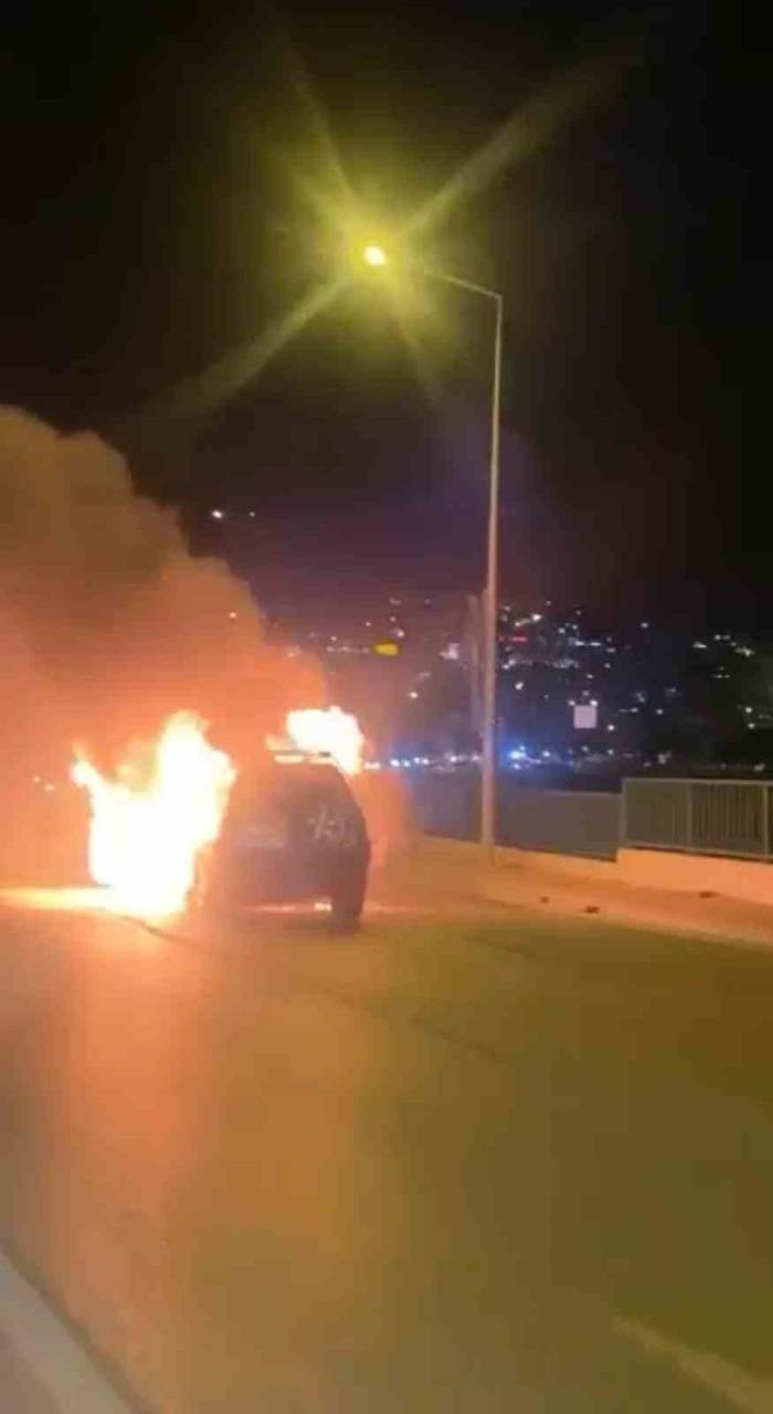 Seyir Halindeki Otomobil Alev Topuna Döndü