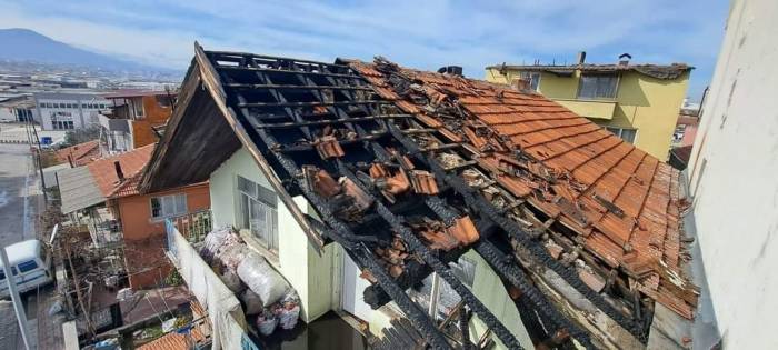 3 Katlı Binanın Çatı Katında Çıkan Yangın Paniğe Neden Oldu