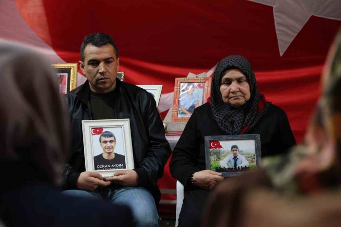 30 Yıldır Oğlundan Haber Alamayan Anne Uçan Kuştan Bile Haber Bekliyor