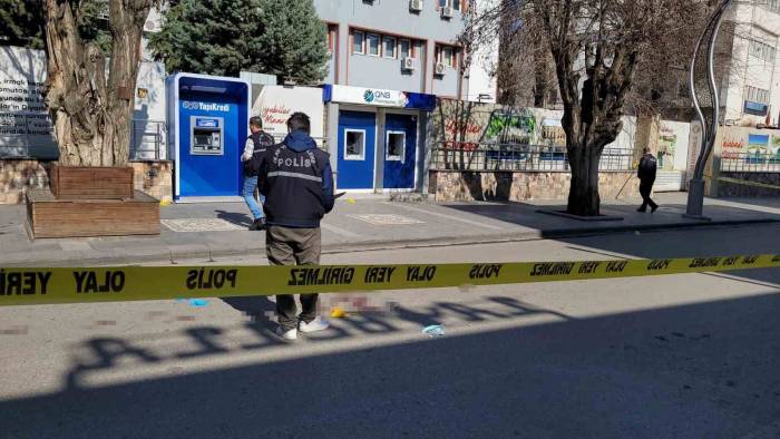 Silvan’da Silahlı Kavgada Yoldan Geçenler Kurşunların Hedefi Oldu